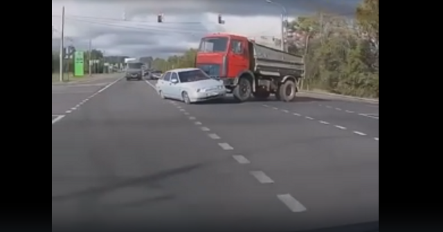 Не лезь под грузовик, ДТП