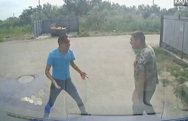 В Астрахани мужчина побил водителя автобуса