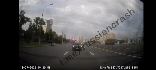 Лексус подрезал байкера ДТП. Москва, Ярославское шоссе