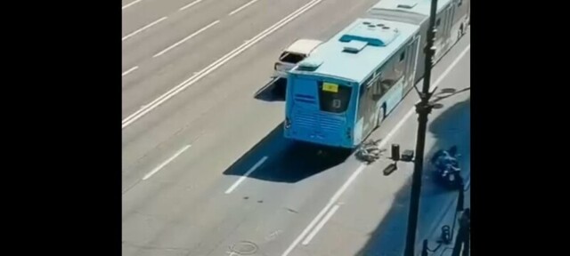 На Невском проспекте в Санкт-Петербурге произошло ДТП с участием мотоцикла и автобуса