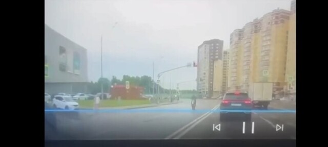 В Чечерском проезде питбайкеры не успели затормозить и оказались на асфальте