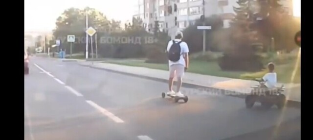 Ребенок на квадроцикле и на красный