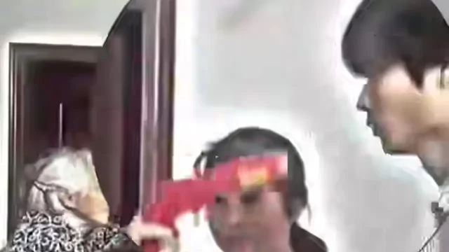 Бабушка перехитрила своего внука в трюке с пистолетом