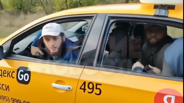 Как наглому водителю не дали ехать по обочине и он с друзьями вышел на разговор