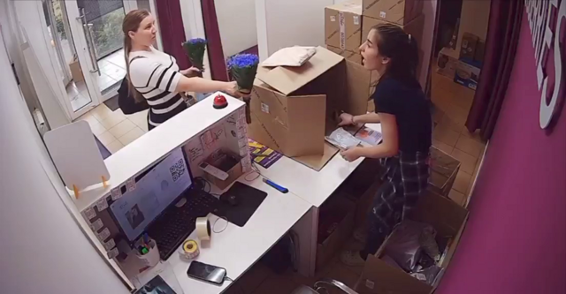 Постоянная клиентка заглянула в ПВЗ, чтобы поднять настроение сотруднице букетом цветов