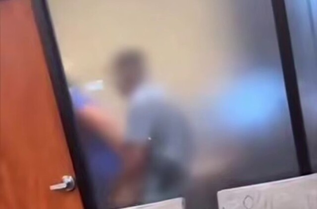 Сотрудники крупного банка занялись сексом в переговорной и спалились перед клиентами