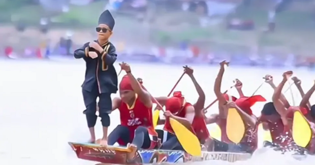 Мальчик стал звездой сети, танцуя на носу лодки во время гонок