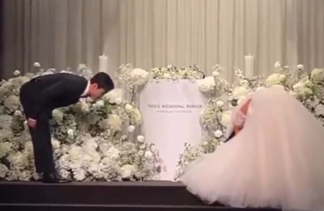 На японских свадьбах считается, что чем глубже поклон, тем больше уважения ты выражаешь человеку