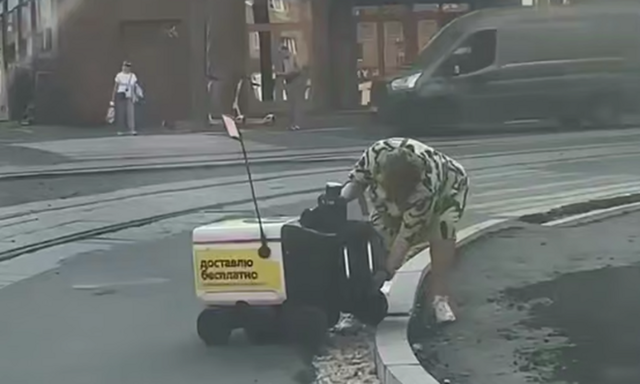 В Москве женщина помогла застрявшему роботу-курьеру забраться на тротуар