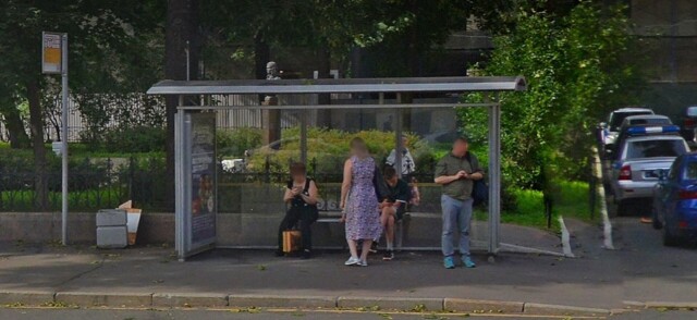 Восьмилетняя девочка получила сильнейший удар током возле автобусной остановки в самом центре Питера