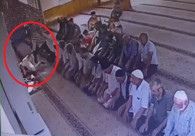 В турецкой мечети киллер подкараулил свою жертву и напал на него во время намаза со спины