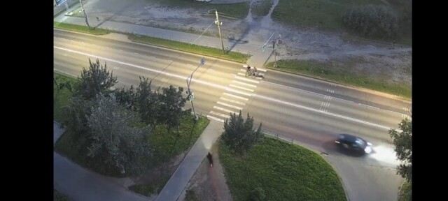 Спешенные велосипедисты без проблем перешли, самокатчик не смог... ДТП