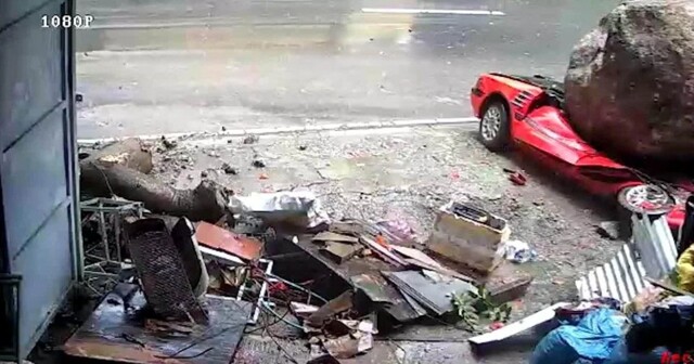 Собака уцелела после падения 30-тонного валуна на подъездную дорожку к дому