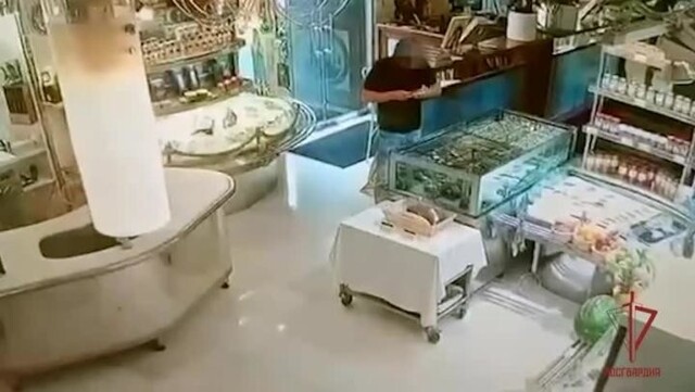 В Москве посетитель ресторана демонстративно ел устрицы из аквариума, чтобы не платить за них