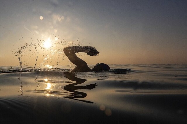 Сколько человек может продержаться на плаву в открытом море?