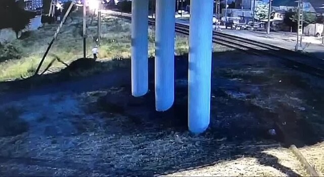 Мужчина в последнюю секунду спас пьяного, упавшего под поезд