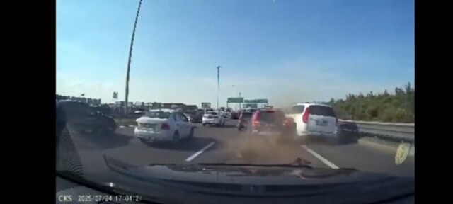 На МКАДе водитель белого "Хавала" покинул место ДТП, но не смог уехать далеко из-за поломки китайца