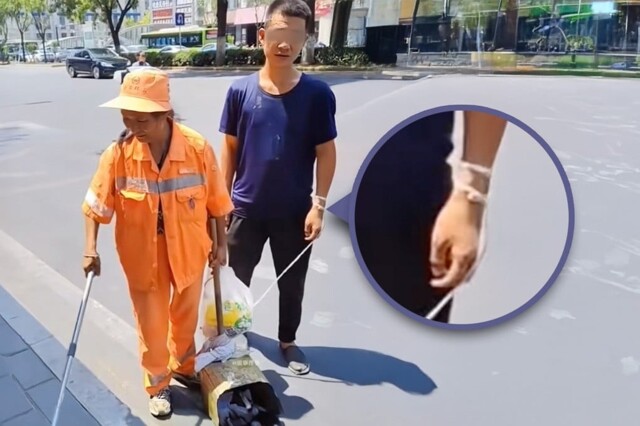 Мать привязала к себе веревкой умственно отсталого сына и ходит с ним на работу