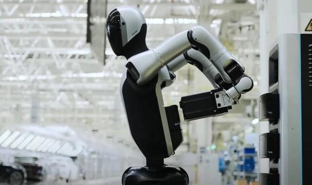 Робот сам себе меняет батарейки