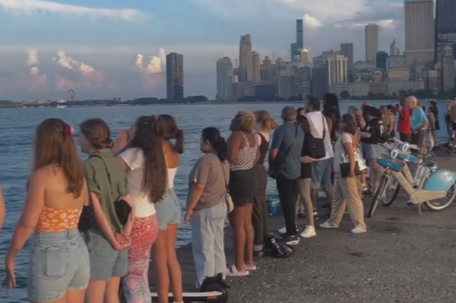 Сотни жителей Чикаго собираются на набережной, чтобы поорать