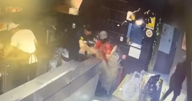 Официантке в Астане облили спину кипящим маслом