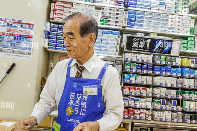 Японского учителя уволили за подработку в магазине