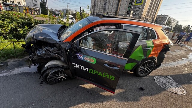 ДТП на красный в Петербурге "Один дернулся, второй повелся"