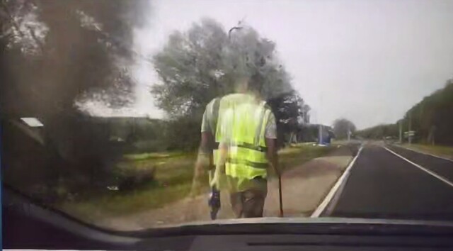 Женщина  сбила дорожного рабочего на пустой дороге, перепутав педали