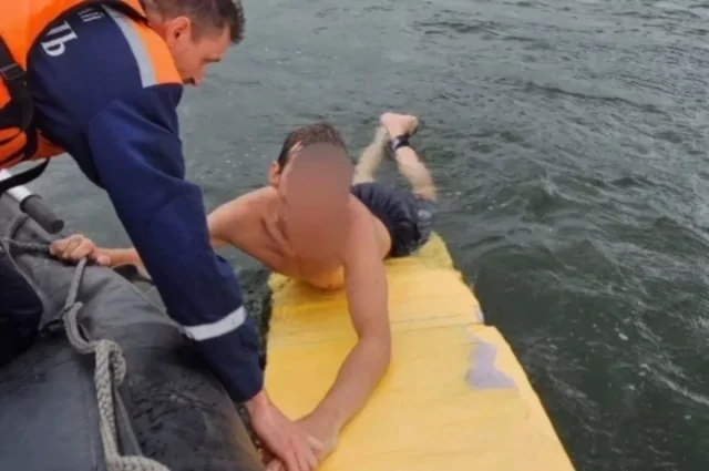 Спасатели спасли мужчину, которого уносило в море на самодельном плоту
