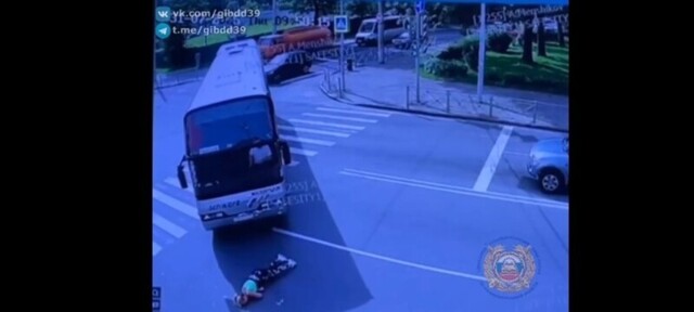 В Калининграде туристический автобус сбил девушку на переходе. ДТП "Подкрался, откуда не ждали"