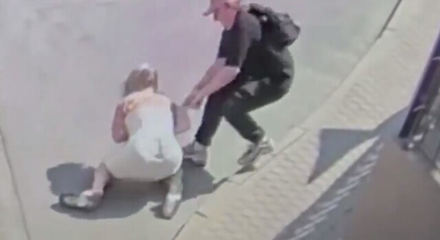 Девушка не позволила грабителю забрать пакет с деньгами