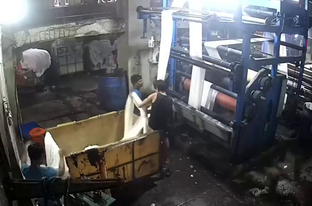 На индийской швейной фабрике парень попытался распутать застрявшую ткань, обмотав её вокруг своей головы