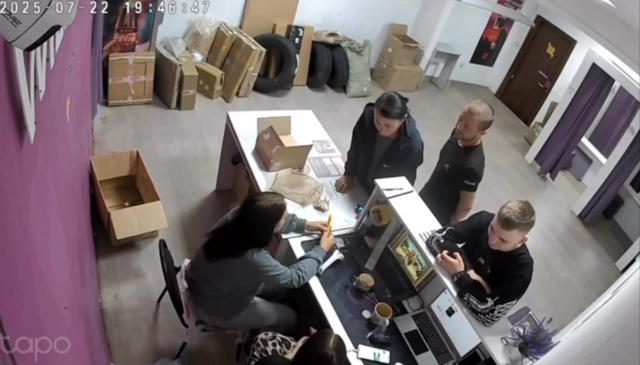 "Вам жить надоело?": клиентка угрожала сотруднику ПВЗ