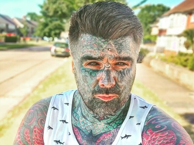 Самый татуированный мужчина Британии пожаловался властям на то, что он не может смотреть порно из-за нового закона