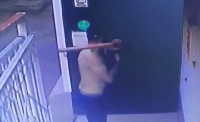 Полуголый вандал в Краснодаре разбил стекла медцентра и изуродовал авто