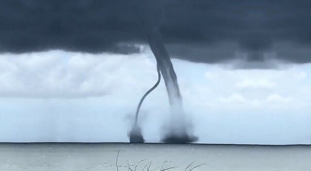 Страшно-красивые кадры двойного смерча