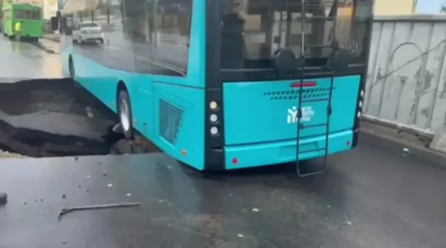 В Казани троллейбус с пассажирами завис над огромной ямой в асфальте