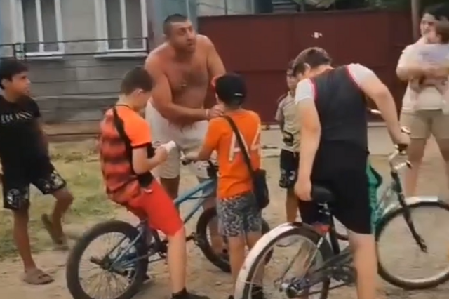 «Иди домой бистро!»: мужчина угрожал отрезать уши ребёнку за пыль и шум на улице