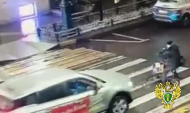 Пассажир такси выстрелил в самокатчика из пистолета, заряженного светошумовыми патронами