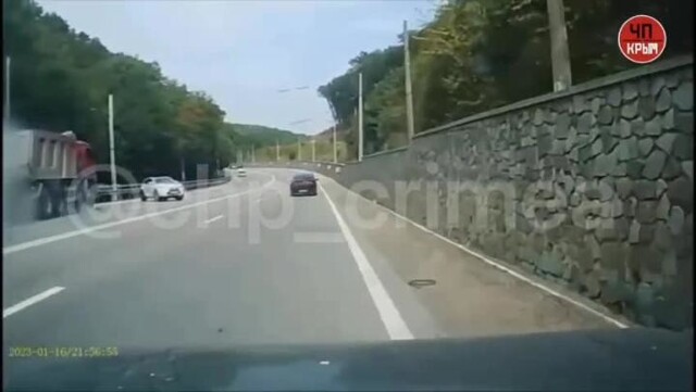 Вылет грузовика на встречку после взрыва колеса