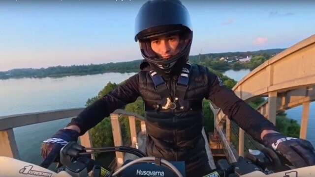 В Тверской области экстремал взобрался на мотоцикле на арку «Горбатого» моста