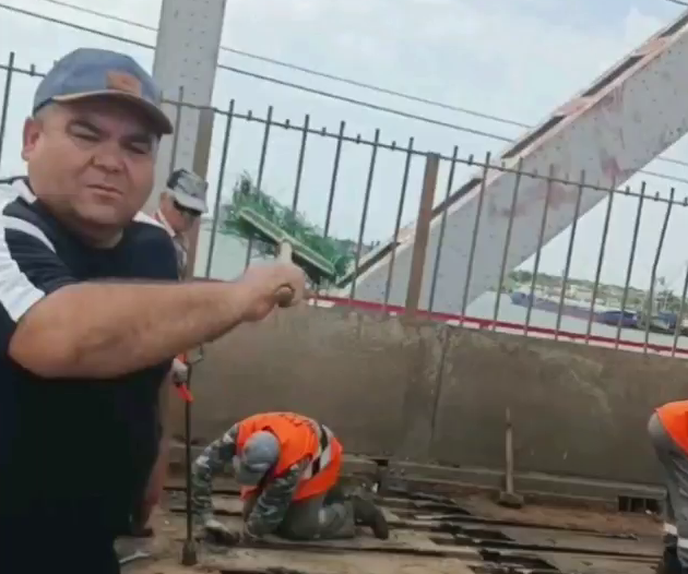 В Астрахани иностранный специалист кидался на местного жителя, который спросил у него о сроках окончания работы