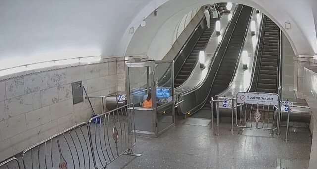 Москвич скатился по эскалатору в метро и разбил плафон