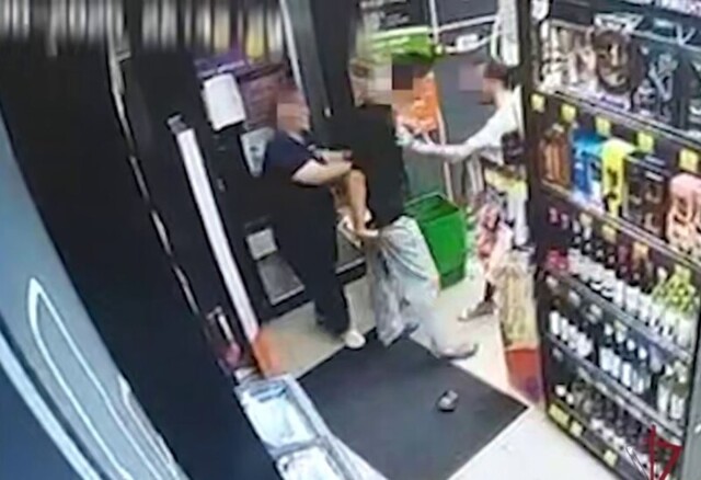 Росгвардейцы задержали парня, пытавшегося украсть товар в магазине