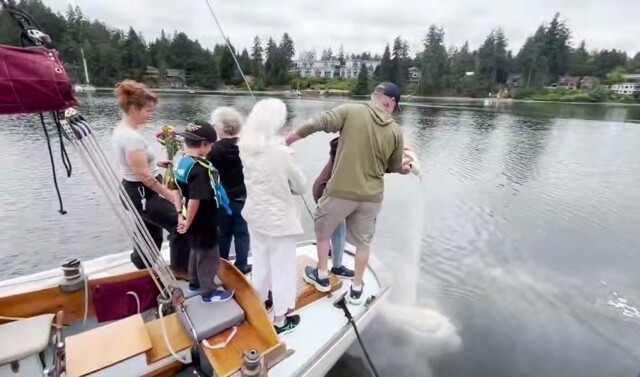 Музыкальный стриминговый сервис включил рекламу слабительного на церемонии развеивания праха