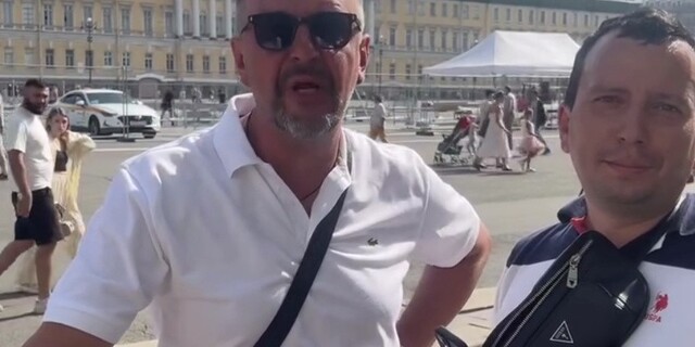 Двое мужчин обматерили девушку около Эрмитажа