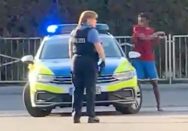 Мигрант разбивает полицейскую машину на глазах у офицера и спокойно уходит по своим делам