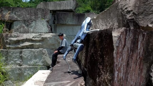 Китайская компания показала, как её новый робот преодолевает сложный рельеф и пробивает стекло