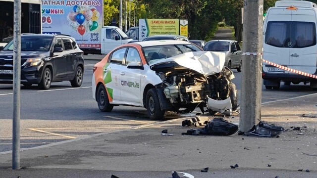 Водитель каршеринга вылетел с дороги и сбил двух женщина на остановке. ДТП