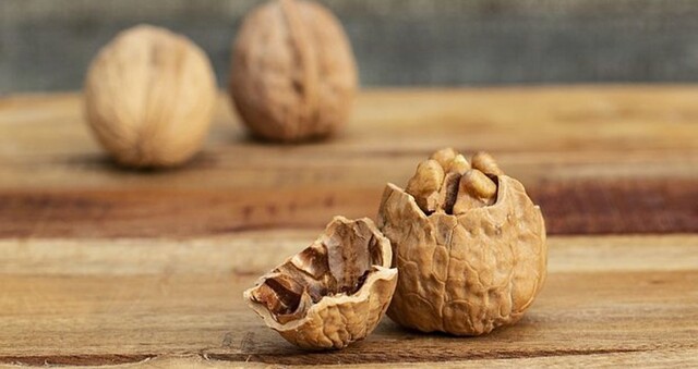 Мужчина расколол почти 300 грецких орехов ради рекорда